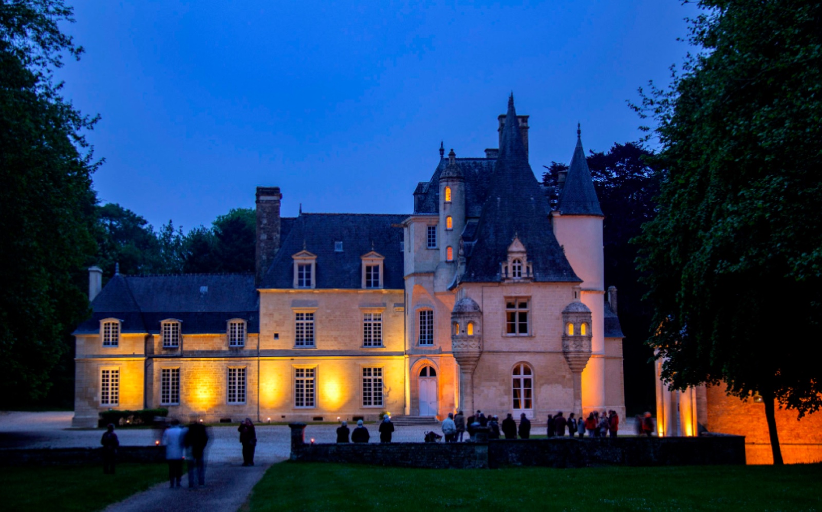 Bien d'exception éclairé en soirée
