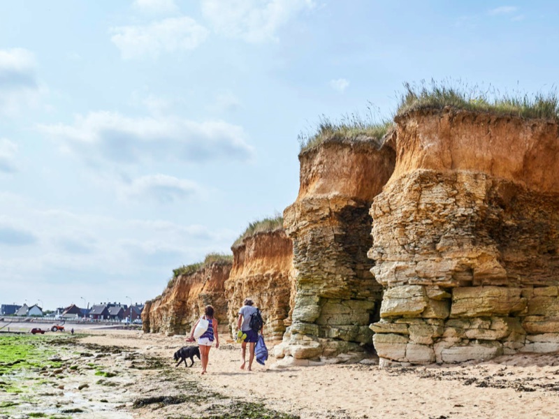 Falaises et promeneurs sur la plage